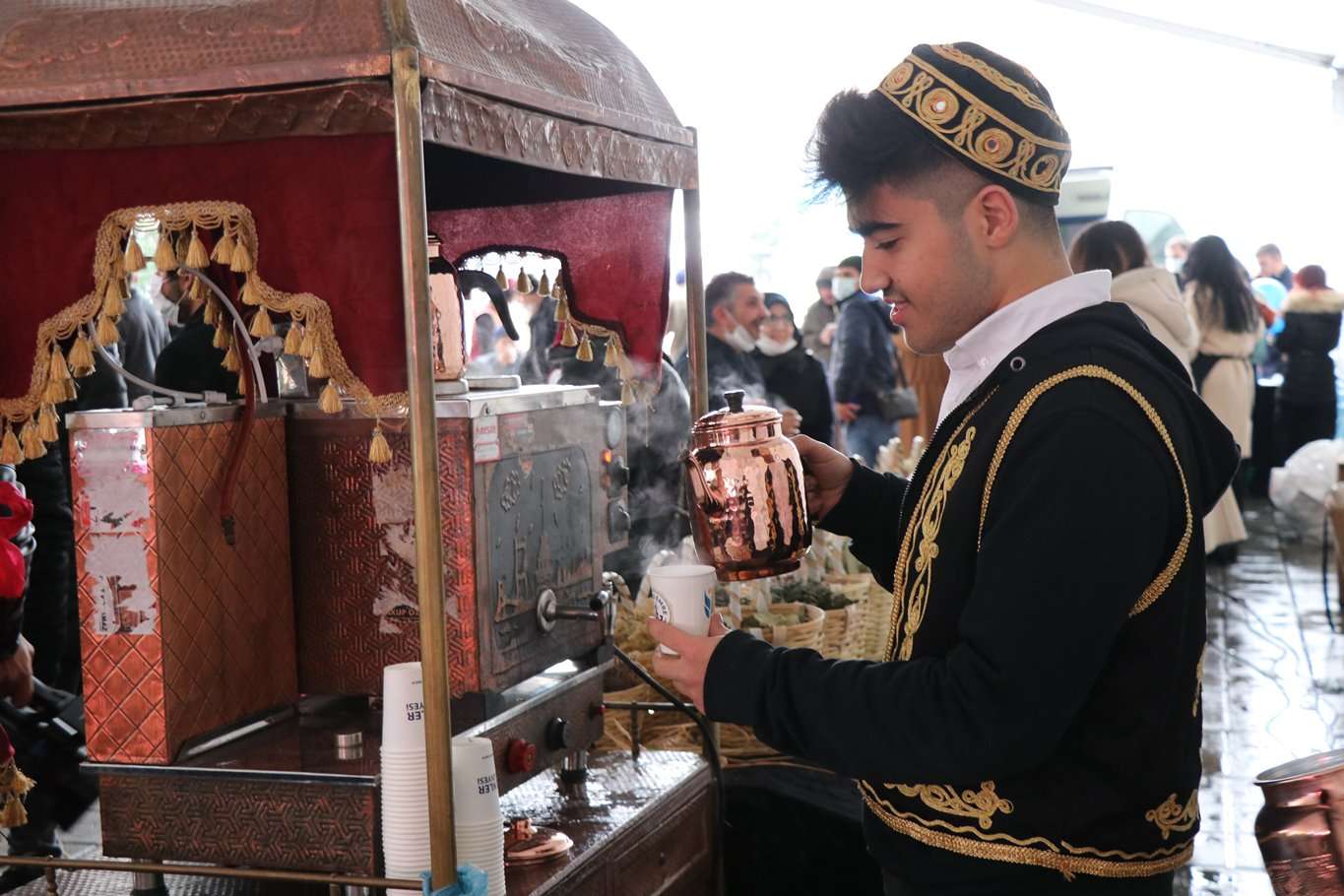Dünya Çay Günü'nde Esenler'de 73 çeşit çay demlendi Dünya Çay Günü'nde Esenler'de 73 çeşit çay demlendi